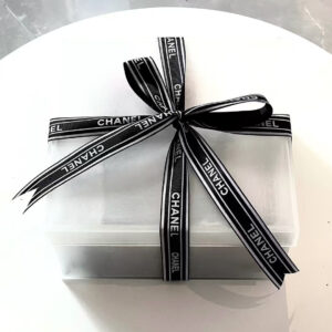 LABUBU Gift Box: It contains two LABUBU dolls and two sets of clothes.